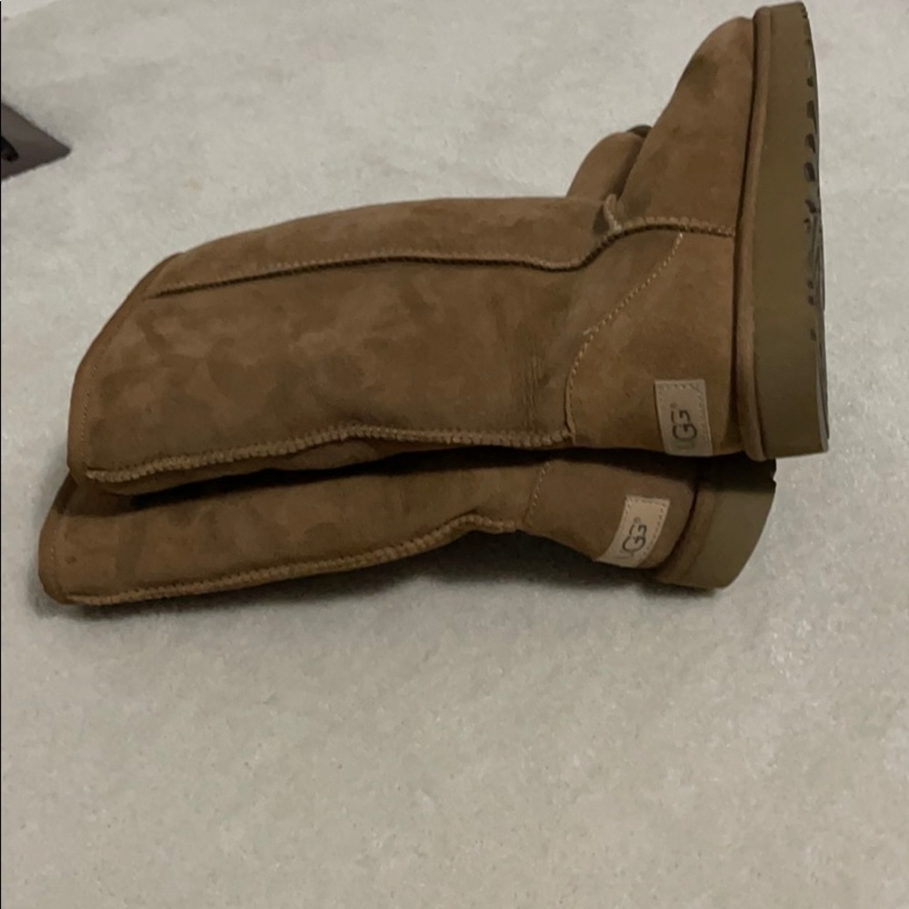 UGG - Picture 1 of 3